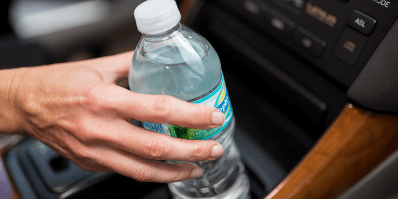 Porque não se deve beber água da garrafa deixada no carro